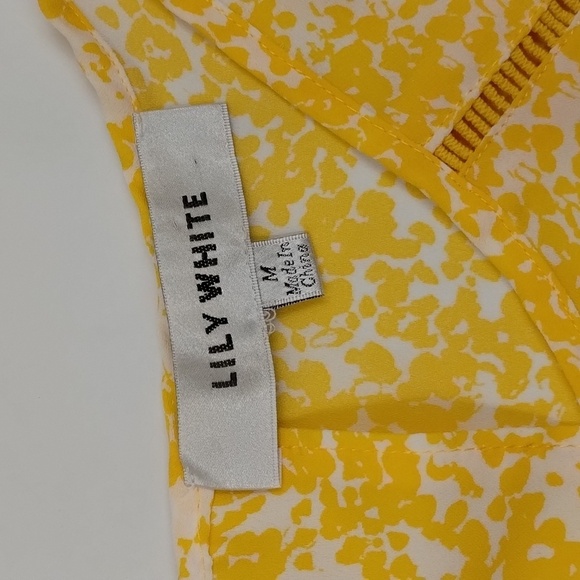 Lily White yellow and white printed blouse size medium flutter sleeve flowy - Picture 5 of 7